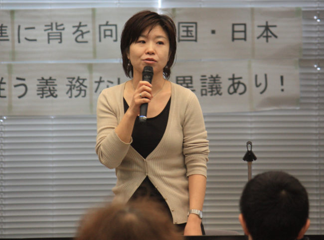와타나베 미나(渡邊美奈) '여성들의 전쟁과 평화자료관' 사무국장은 1일 일본 참의원 의원회관에서 앰네스티 인터내셔널 재팬 등 단체들 주최로 열린 집회에서 일본 정부에 위안부 문제 해결을 위한 행동을 촉구했다. (연합뉴스)