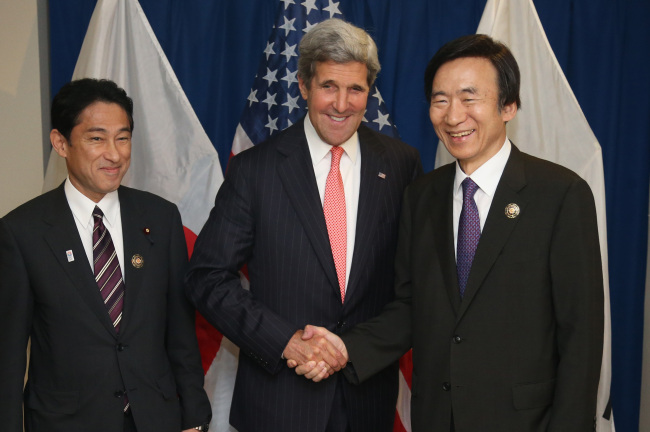 기시다후미오(좌부터/KishidaFumio/정치인/일본외무성장관),존케리(JohnKerry/정치인/미국국무부장관),윤병세(정무직공무원/전외무공무원/외교부장관)
Foreign Minister Yun Byung-se (right), U.S. Secretary of State John Kerry and Japanese Foreign Minister Kishida Fumio pose before their talks in Bandar Seri Begawan, Brunei Darussalam, Monday.   Yonhap News