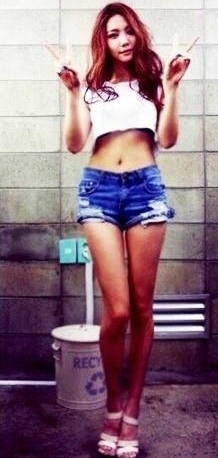가은(가수/애프터스쿨)
최근 한 인터넷 커뮤니티 게시판에는 ‘애프터스쿨 가은 무보정 몸매’라는 제목으로 사진 몇 장이 게재됐다. 해당 사진은 애프터스쿨 새 앨범 재킷촬영 현장에서 찍은 사진이다.