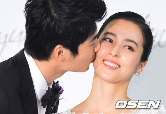 기성용(좌부터/축구선수/스완지시티AFC),한혜진(탤런트/영화배우)
기성용 한혜진 커플이 결혼식에 앞서 기자회견에서 수줍은 볼키스로 이목을 끌었다.