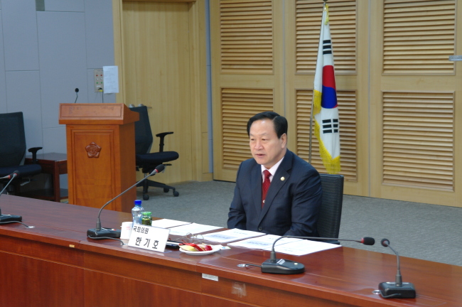 한기호(국회의원/국회의원/새누리당최고위원/한국군사학회이사장)
육군 중장 출신으로 19대 국회에 입성하자마자 ‘지뢰 피해자 지원에 관한 특별법’ 제정안을 발의한 한기호(61ㆍ사진) 새누리당 의원의 일갈은 즉각적인 설득력을 얻기에 충분했다. 정부는 2009년부터 지뢰 제거 및 지뢰 피해자 지원 국제신탁 기금(ITF)에 매년 2억~3억원의 지원금을 기부하고 있지만 국내 지뢰 피해자 지원은 전무한 실정이다.