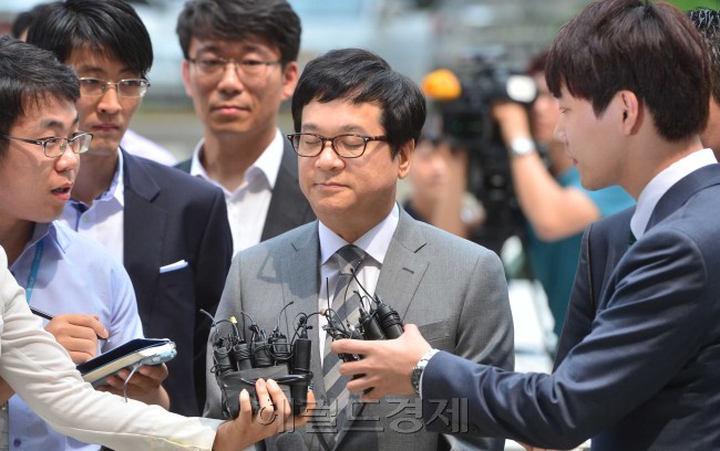 1일 오전 수백억 원의 조세포탈과 배임, 횡령등의 혐의를 받고 있는 이재현 CJ그룹회장이 김우수 영장전담부장판사의 심리로 열릴 영장실질심사를 받기 위해 중앙지법으로 걸어들어가고 있다.<br />이상섭 기자. babtong@heraldcorp.com 2013.07.01