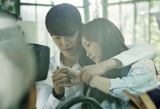 김우빈(좌부터/김현중/모델/탤런트),김혜린(가수/2EYES)
배우 김우빈과 신예 걸그룹 ‘투아이즈(2EYES)’의 김혜린이 다정한 연인으로 뮤직비디오에 등장한다.