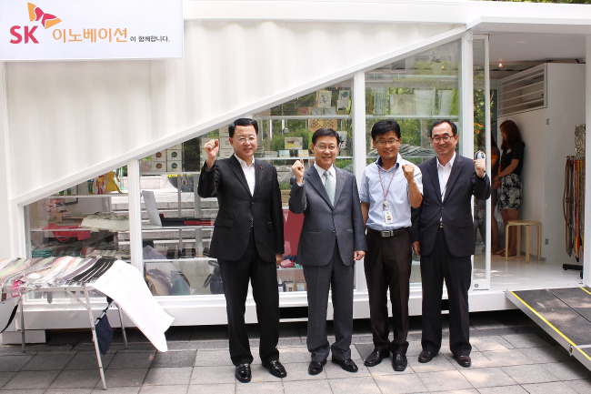 지난 1일 서울 서린동 SK이노베이션 본사에 설치된 사회적 기업 팝업스토어를 방문한 정진옥(왼쪽부터) 사회복지공동모금회 본부장, 구자영 SK이노베이션 부회장, 조병인 강남장애인복지관 사무국장, 김정기 SK이노베이션 홍보실장이 행사의 성공을 기원하며 파이팅을 외치고 있다.  ［사진제공=SK이노베이션]