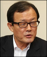 이순우(금융인/우리은행은행장)
이순우 우리금융지주 회장이 취임 후 첫 해외일정에 나선다. 출장지는 중국으로 이번 주말부터 일주일 가량 현지 분행(分行)들을 순회하는 등의 스케줄을 소화할 예정이다. 우리금융 민영화 추진이 본격 닻을 올려 기업가치 제고가 시급한 가운데 이 회장의 이번 일정이 해외 진출의 고삐를 당기는 기점이 될 것이란 관측이다.