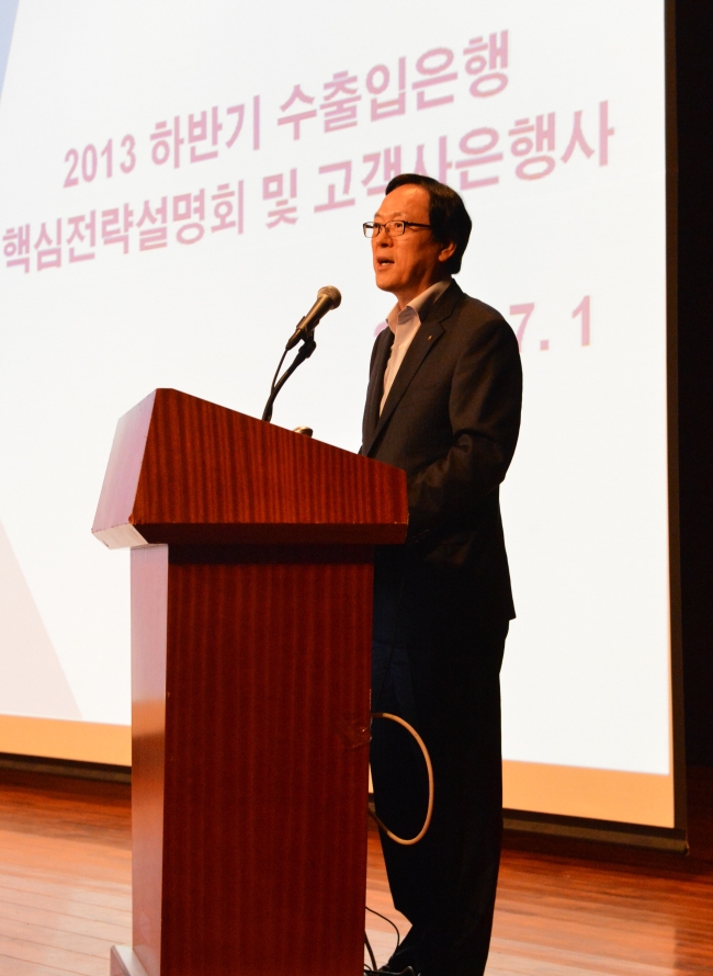 김용환(금융인/한국수출입은행은행장)
한국수출입은행(은행장 김용환)은 지난 1일 창립 37주년을 맞아 서울 여의도동 63컨벤션센터에서 ‘2013년 하반기 수은 핵심 전략 설명회 및 CS비전 선포식’을 가졌다고 2일 밝혔다.