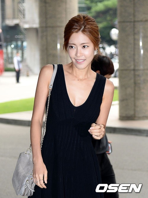 이윤지(탤런트/영화배우)
이윤지는 지난 1일 오후 서울 삼성동 코엑스인터콘티넨탈호텔에서 열린 기성용 한혜진의 결혼식에 참석했다.