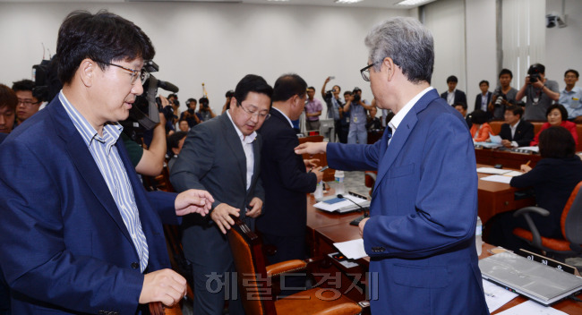 '국가정보원 댓글 의혹 사건 등의 진상규명을 위한 국정조사특별위원회'는 2일 오전 국회 본관에서 전체회의를 열고 국정조사계획서 채택의 건을 심의를 시작하기 전 새누리당 의원들이 민주당 위원의 자격을 문제삼아 퇴장하고 있다. 말리는 새누리 권선동 간사. 박현구 기자phko@heraldcorp.com
'국가정보원 댓글 의혹 사건 등의 진상규명을 위한 국정조사특별위원회'는 2일 오전 국회 본관에서 전체회의를 열고 국정조사계획서 채택의 건을 심의를 시작하기 전 새누리당 의원들이 민주당 위원의 자격을 문제삼아 퇴장하고 있다. 말리는 새누리 권선동 간사. 박현구 기자phko@heraldcorp.com
