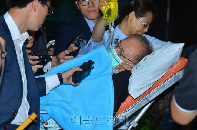 2일 오전 업무상횡령 및 사기로 사전 구속영장이 청구된 김하주(80) 영훈학원 이사장에 대한 구속 전 피의자 심문(영장실질심사)를 받기위해 서울북부지방법원으로 들어가고 있다.<br />이상섭 기자. babtong@heraldcorp.com 2013.07.02