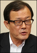 이순우(금융인/우리은행은행장)
이순우〈사진〉우리금융지주 회장이 취임 후 첫 해외일정에 나선다. 출장지는 중국으로 이번 주말부터 일주일 가량 현지 분행(分行)들을 순회하는 등의 스케줄을 소화할 예정이다. 우리금융 민영화 추진이 본격 닻을 올려 기업가치 제고가 시급한 가운데 이 회장의 이번 일정이 해외 진출의 고삐를 당기는 기점이 될 것이란 관측이다.