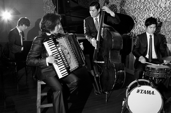 3년 만에 정규 3집 ‘오르케스타 벤타나(Orquesta Ventana)’를 발표한 재즈 탱고 밴드 라벤타나. 왼쪽부터 박영기(피아노), 정태호(아코디언ㆍ반도네온), 황정규(콘트라베이스), 정승원(드럼). [사진 제공=에반스뮤직]
3년 만에 정규 3집 ‘오르케스타 벤타나(Orquesta Ventana)’를 발표한 재즈 탱고 밴드 라벤타나. 왼쪽부터 박영기(피아노), 정태호(아코디언ㆍ반도네온), 황정규(콘트라베이스), 정승원(드럼). [사진 제공=에반스뮤직]
3년 만에 정규 3집 ‘오르케스타 벤타나(Orquesta Ventana)’를 발표한 재즈 탱고 밴드 라벤타나. 왼쪽부터 박영기(피아노), 정태호(아코디언ㆍ반도네온), 황정규(콘트라베이스), 정승원(드럼). [사진 제공=에반스뮤직]
3년 만에 정규 3집 ‘오르케스타 벤타나(Orquesta Ventana)’를 발표한 재즈 탱고 밴드 라벤타나. 왼쪽부터 박영기(피아노), 정태호(아코디언ㆍ반도네온), 황정규(콘트라베이스), 정승원(드럼). [사진 제공=에반스뮤직]