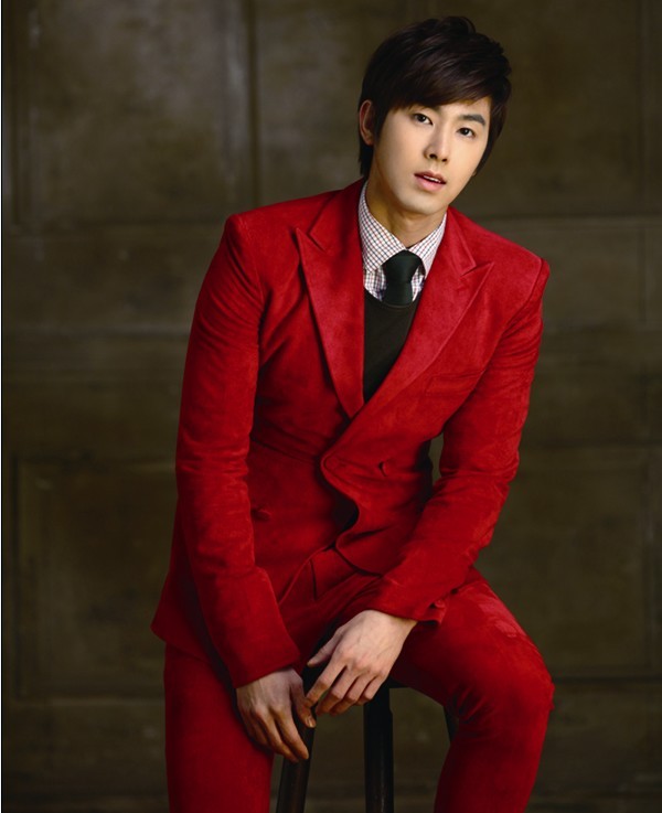 유노윤호(정윤호/가수/탤런트/동방신기)
광주 출신의 한류스타 유노윤호(27)가 ‘2013광주디자인비엔날레’의 명예홍보대사로 선정됐다.
재단법인 광주비엔날레는 2013광주디자인비엔날레를 국내외에 알릴 명예홍보대사로 한류를 이끌어가는 인기그룹 동방신기의 멤버 유노윤호(본명 정윤호)를 위촉했다.