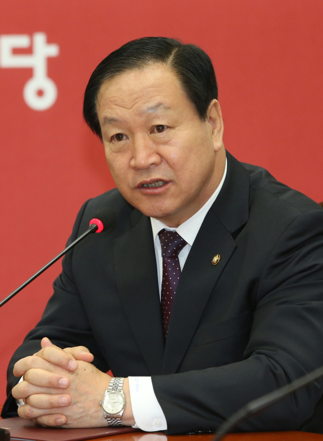 새누리당 최고위원으로 임명된 한기호 의원<br />      새누리당 지명직 최고위원으로 임명된 한기호 의원이 16일 오전 국회에서 황우여 대표로부터 임명장을 받은 뒤 소감을 밝히고 있다. 2013.5.16
