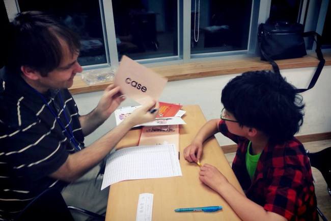 Giving Back co-organizer Barry Smith gives one-on-one English tutoring to a boy at a child care center in Mapo, Seoul.   Giving Back