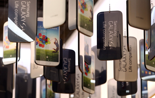 Mock models of Samsung Electronics Co. Galaxy S4 smartphones are displayed at the Samsung d’light store in Seoul.   Bloomberg