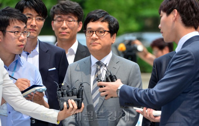 이재현(기업인/CJ그룹대표이사회장/CJ제일제당대표이사)
이재현 CJ그룹 회장이 2일 결국 ‘영어의 몸’이 됐다. 현 정부 들어 처음 구속된 대기업 오너다. 검찰이 탈세 등의 혐의를 잡고 공개수사에 들어간 이후 “모든 책임은 제가 지겠다”고 밝힌 이 회장이지만 CJ그룹 임직원이 갖는 허탈감은 어느 때보다 크다. 회장의 구속만은 피하길 바랐던 실낱같은 희망마저 사라져버렸기 때문이다.