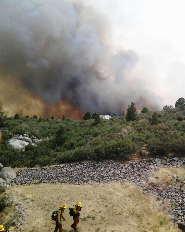 Firefighters work near a wildfire burning along a ridge in Yarnell, Arizona, Monday.   AP-Yonhap News