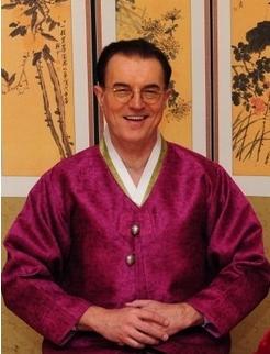 이참(BernhardQuandt/공기업인/기업인/한국관광공사사장/예일회계법인고문/참스마트대표이사)
다문화경영은 이미 기업들 깊숙이 자리잡고 있다. 국내 주요 기업의 최고 경영자(CEO)는 물론, 정부 기관장으로 파란눈의 외국인들이 맹활약중이고 외국인 직원이 늘면서 영어를 병기하는 커뮤니케이션 방식의 변화도 눈에 띈다. 사내식당은 작은 지구촌을 연상시킬 정도로 각국의 전통요리들이 제공되고 있으며 외국인 직원을 위한 커뮤니티도 활발하다.