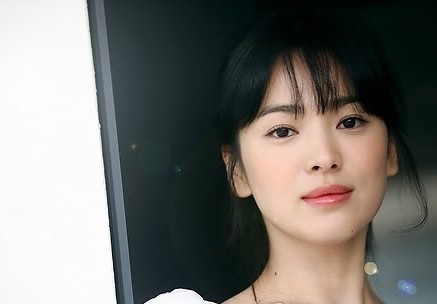 송혜교(탤런트/영화배우)
Actress Song Hye-gyo on Sunday downplayed rumors of her quarrel with Wong Kar-Wai, but admitted there had been “some difficulty” with the Chinese director, Hong Kong media reported.