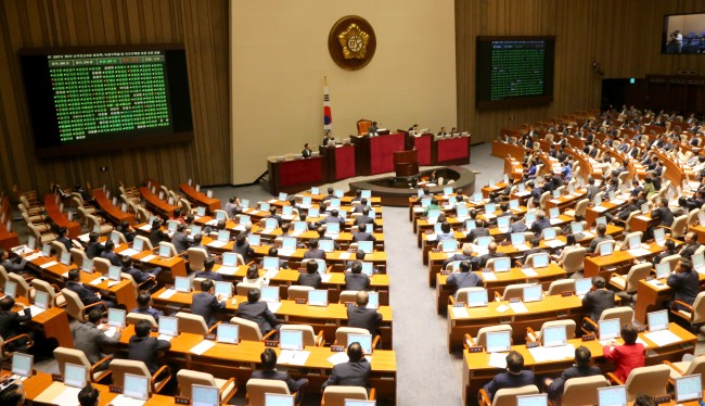 The National Assembly approves the motion to request the perusal and disclosure of the original version of a 2007 inter-Korean summit transcript at aplenary session on Tuesday. (Yonhap News)