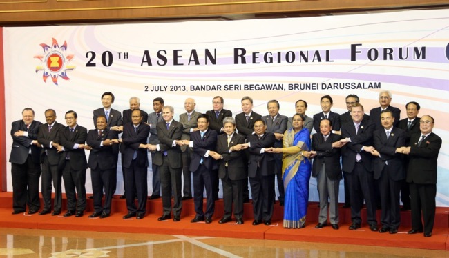 　ARF MEET -- South Korean Foreign Minister Yun Byung-se (left, back row), North Korean Foreign Minister Pak Ui Chun (right, front row) and other participants in the ASEAN Regional Forum pose in Bandar Seri Begawan, Brunei, Tuesday. (Yonhap News)
　