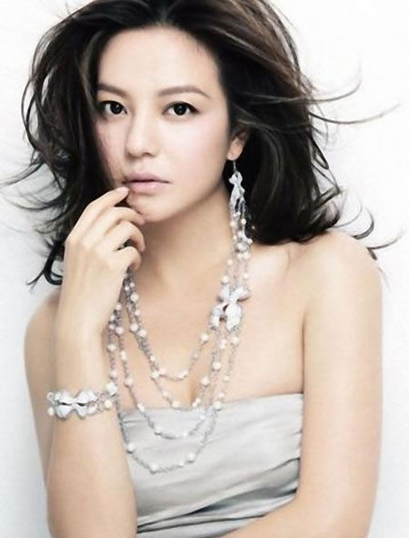 자오웨이(ZhaoWei/영화배우/가수)
중국 여배우 자오웨이(趙薇)가 홍콩으로 이주했다고 홍콩 매체가 보도했다. 이에 따라 자오웨이는 탕웨이(湯唯), 장쯔이(章子怡), 저우쉰(周迅), 친하이루에 이어 홍콩으로 이주한 또 한 명의 대륙스타가 됐다.