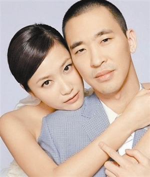 장쯔이(ZhangZiyi/영화배우)
지난 1일 홍콩의 모 주간지는 장바이즈가 밴드 ‘C올스타’의 리드보컬 량자오펑(27)과 쇼핑하는 사진을 실으며 열애설을 폭로했다. 잡지는 또 두 사람이 밖에서 데이트를 즐겼을 뿐만 아니라 장바이즈의 집에도 같이 갔다고 전했다.