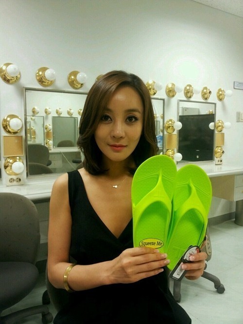 권민중(영화배우/미스코리아)
지난 2일 모 성형외과 페이스북에는 안면윤곽 수술을 받은 권민중의 근황이 공개됐다. 사진 속 권민중은 한결 갸름해진 턱선 덕분에 동안으로 거듭난 것은 물론, 과거 강한 인상도 한층 부드러워진 모습이다.