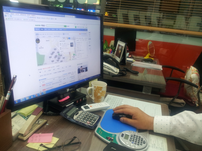 한국공인중개사협회와 네이버, 다음 등이 3일 부동산정보유통사업 상생협력 MOU를 체결하면서 조만간 포털의 인터넷 네트워크와 전국 단위의 부동산 정보망이 결합된 부동산정보 온라인 채널이 등장할 전망이다. 사진은 매물정보를 검색 중인 한 공인중개소 사무실의 모습.
