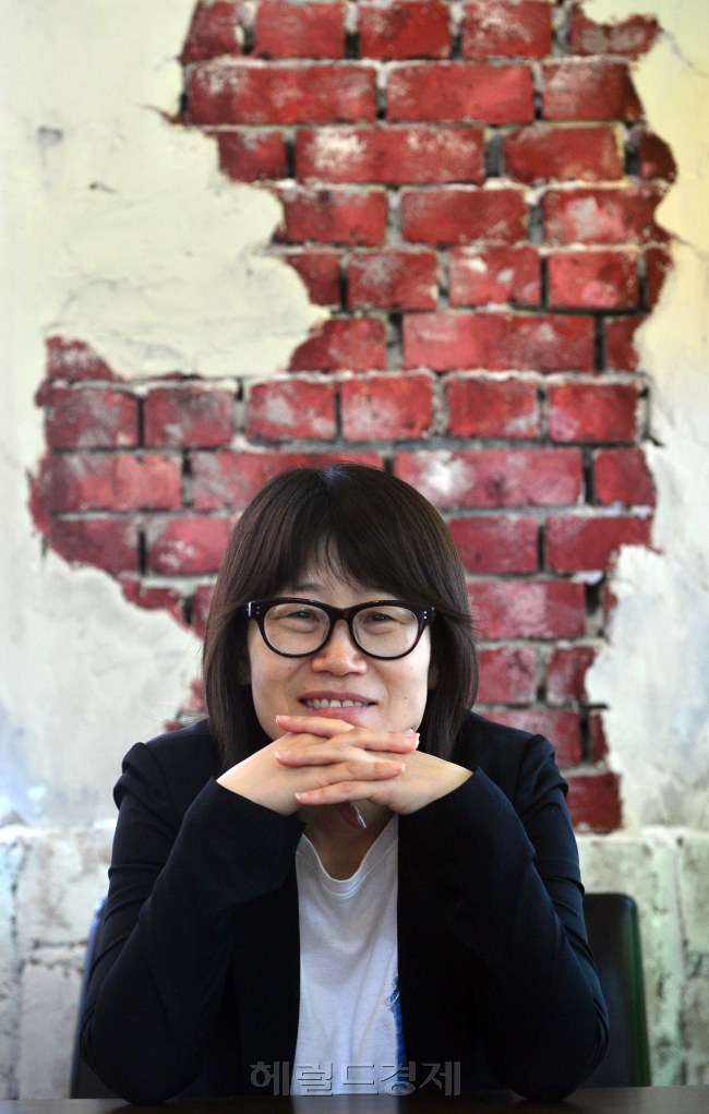 신수원 감독 인터뷰.<br />이상섭 기자. babtong@heraldcorp.com 2013.07.02
신수원 감독 인터뷰.
이상섭 기자. babtong@heraldcorp.com 2013.07.02
신수원 감독 인터뷰.
이상섭 기자. babtong@heraldcorp.com 2013.07.02
중년 엄마의 감독 데뷔 분투기와 중학생 아들의 록밴드 도전기를 담은 장편데뷔작 ‘레인보우’로 주목받은 신수원 감독이 전직 교사로서 교육 문제를 날카롭게 파고든 두 번째 작품 ‘명왕성’을 선보였다.
