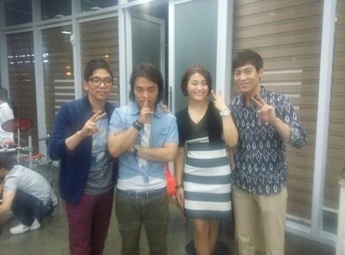 이적(좌부터/이동준/가수/패닉/긱스/카니발),김지수(가수),손승연(가수),존박(JohnPark/박성규/가수)
손승연은 2일 자신의 트위터에 “정말 웃기만 하다 가는 것 같네요 흐흐흐 너무 재밌었어요!”라는 글과 함께 가수 이적, 김지수, 존박과 함께 찍은 사진을 공개했다.