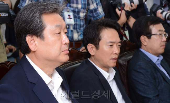 새누리당 황우여 대표와 최경환 원내대표를 비롯한 주요 당직자들은 3일 오전 여의도 당사에서 최고중진연석회의를 하고 국가정보원의 정치개입 의혹 규명 등을 위한 국정조사대책을 논의하고 있다. 회의에 참석한 김무성 의원. 박현구 기자phko@heraldcorp.com
새누리당 황우여 대표와 최경환 원내대표를 비롯한 주요 당직자들은 3일 오전 여의도 당사에서 최고중진연석회의를 하고 국가정보원의 정치개입 의혹 규명 등을 위한 국정조사대책을 논의하고 있다. 회의에 참석한 김무성 의원. 박현구 기자phko@heraldcorp.com