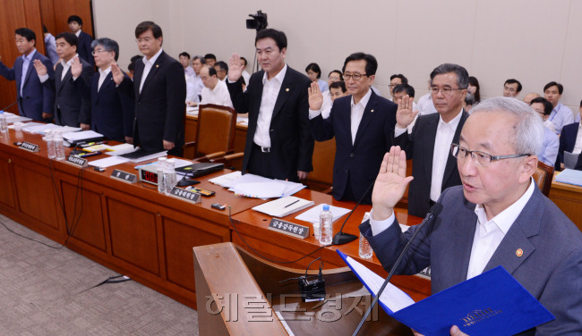 기획재정위원회는 3일 오전  국회에서 현오석 부총리와 관계기관장을 증인으로 출석시켜 가계부채 정책 청문회를 개최하고 있다. 박현구 기자phko@
현오석(오른쪽 첫 번째) 경제부총리 겸 기획재정부 장관등이 3일 오전 국회 기획재정위원회에서 열린 ‘가계부채 정책청문회’에서 증인으로 출석해 선서하고 있다. 오른쪽부터 현 부총리, 이종휘 신용회복위원장, 최수현 금융감독원장, 신제윤 금융위원장, 서승환 국토교통부 장관, 김중수 한국은행 총재, 장영철 한국자산관리공사 사장, 서종대 한국주택금융공사 사장. 박현구 기자/phko@heraldcorp.com
