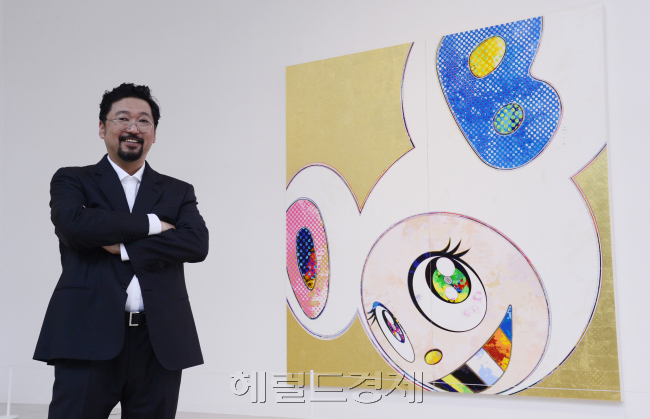 무라카미다카시(MurakamiTakashi/시각디자이너/만화가/카이카이키키대표이사)
그는 플라토에서 오는 4일부터 12월 8일까지 장장 5개월간 ‘무라카미 다카시의 수퍼플랫 원더랜드’라는 타이틀로 미니 회고전을 갖는다.