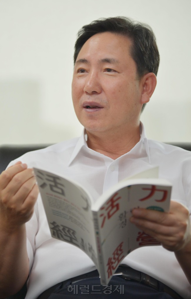 정이만 한화63시티 상근고문<br />김명섭 기자 msiron@heraldcorp.com
정이만 한화63시티 상근고문
김명섭 기자 msiron@heraldcorp.com
정이만 한화63시티 상근고문
김명섭 기자 msiron@heraldcorp.com