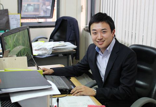 정수환(기업인/앱디스코대표이사)
최근 한 20대의 벤처창업가가 횡재를 만났다. 국내 대기업 회장이 중국진출을 위해 파트너사를 만나고 있던 그를 눈여겨보고 지원 사격에 나선 것. 대기업과의 협업으로 막막하기만 했던 대륙 사업에 속도가 붙었고 이 청년은 올해 4분기 중국 전역에 자신의 서비스를 출시할 수 있게 됐다.