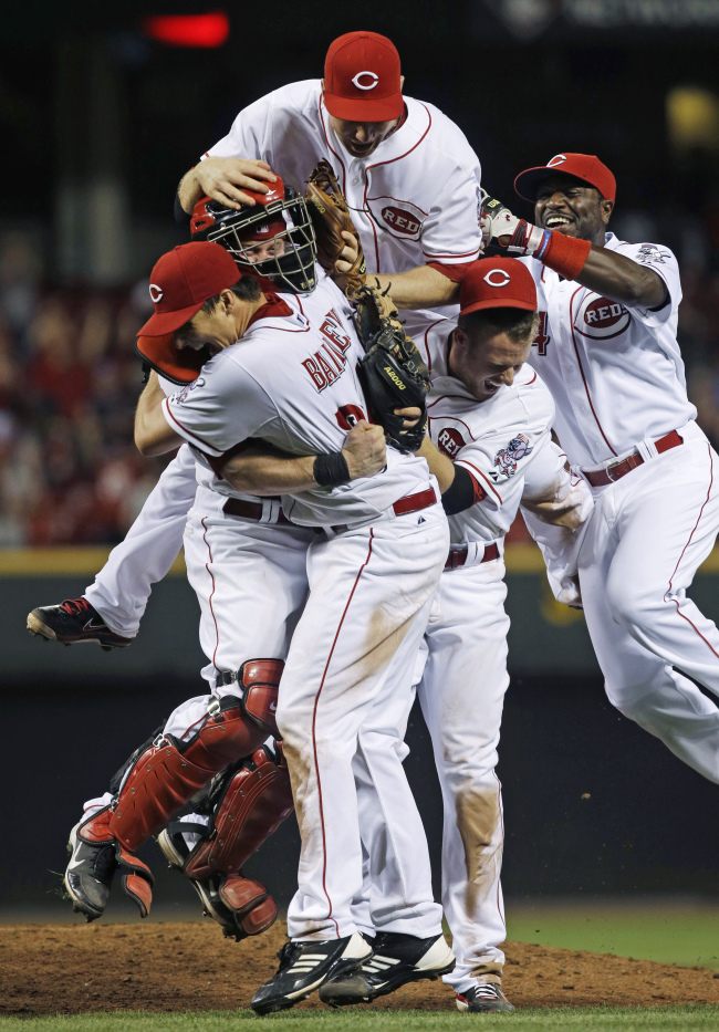 Cincinnati Reds starting pitcher Homer Bailey is mobbed by his teammates after his no-hitter.
AP-Yonhap News