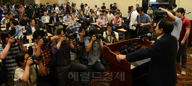 개성공단 정상화 촉구 비상대책위원회가 3일 오전 서울 여의도 중소기업중앙회에서  123개 입주기업이 참석한 가운데 긴급 총회를 가지고 있다. 한재권 개성공단 입구기업회 회장이 발언을 하고 있다. 비대위는 남북 정부가 적절한 조처를 하지 않으면 정상화 의지가 없는 것으로 보고 중대 결단을 내린다는 입장인 것으로 알려졌다. 박해묵 기자/mook@heraldcorp.com
개성공단 정상화 촉구 비상대책위원회가 3일 오전 서울 여의도 중소기업중앙회에서  123개 입주기업이 참석한 가운데 긴급 총회를 가지고 있다. 한재권 개성공단 입구기업회 회장이 발언을 하고 있다. 비대위는 남북 정부가 적절한 조처를 하지 않으면 정상화 의지가 없는 것으로 보고 중대 결단을 내린다는 입장인 것으로 알려졌다. 박해묵 기자/mook@heraldcorp.com