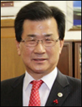 이시종(광역단체장/전국회의원/충청북도도지사)
충청북도는 3일 서울 롯데호텔에서 이시종<사진> 충청북도지사, 수도권 소재 기업의 CEO등 200여 명이 참석한 가운데 투자유치 설명회를 개최했다고 밝혔다.