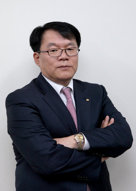 서재형(금융인/대신자산운용대표)
펀드투자를 한 투자자들이라면 한 번쯤 들어봤을 법한 이름입니다. 2000년대 그들이 품고만 있어도 황금알이 된다는 말이 나올 정도로 주식시장의 ‘마이더스의 손’으로 통했습니다.