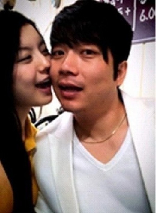 김재욱(개그맨/지존)
개그맨 김재욱의 예비신부가 뛰어난 미모로 네티즌들의 눈길을 집중시켰다.