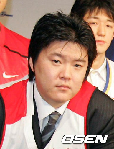 정상헌(농구선수)
전직 프로농구 선수 정상헌 (31)이 아내의 쌍둥이 언니를 살해하고 시신을 유기한 혐의로 긴급체포되었다.
