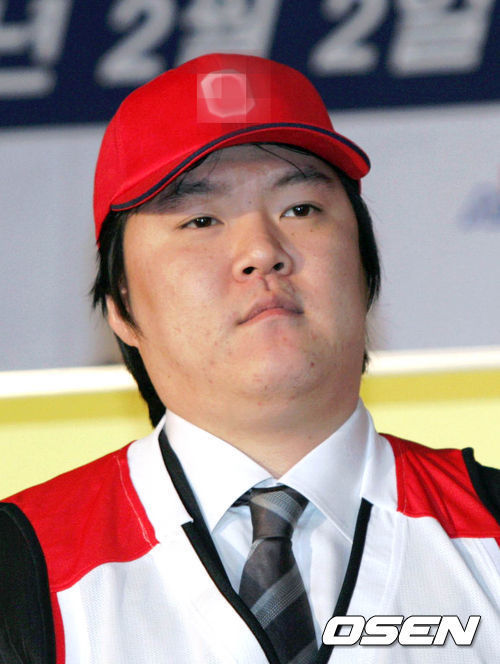 정상헌(농구선수)
전 프로농구 선수 정상헌(31)이 처형을 살해해 암매장한 혐의로 긴급 체포돼 충격을 주고 있다.
