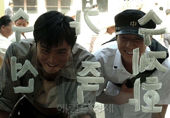 장동건(좌부터/영화배우/탤런트),원빈(김도진/영화배우/탤런트)
47년 전 남동생과 헤어져 생사도 모르고 지내던 한 60대 할아버지가 경찰의 도움으로 동생을 찾아 화제가 되고 있다고 연합뉴스가 보도했다.