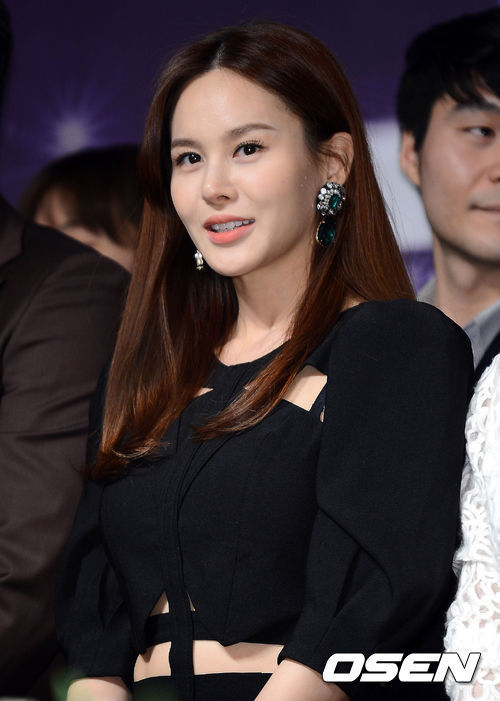아이비(박은혜/가수/뮤지컬배우)
아이비는 최근 진행된 MBC ‘황금어장-라디오스타’ ‘호랑이 선생님 특집’에 박칼린, 김형석, BMK와 함께 참여해 “최근 컴백 앨범을 준비하면서 박진영과 8년 만에 프로듀서와 가수로 다시 만나게 됐다” 고 말했다.