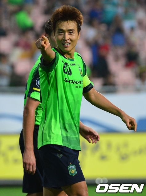 이동국(축구선수/전북현대모터스)
프로축구 전북현대가 3일 전주월드컵경기장에서 열린 성남과 K리그 클래식 홈경기에서 2대3으로 패했지만 홈팬들의 박수를 받는 이례적인 모습이 연출됐다.