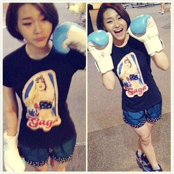 손승연(가수)
손승연은 지난 3일 자신의 트위터에 “많은 분들이 물어보시는 다이어트 비법 비결은 바로 이것입니다”라며 사진 한 장을 올렸다. 사진에는 권투 글러브를 끼고 포즈를 취하는 손승연의 모습이 담겨 있다. 한층 갸름해진 얼굴은 물론, 각선미가 돋보이는 모습이다.