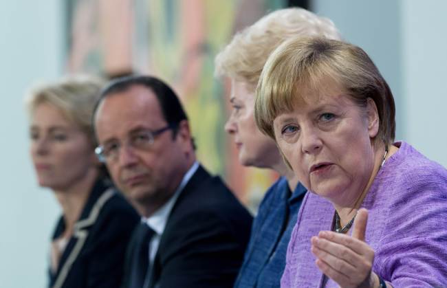 앙겔라메르켈(AngelaMerkel/정치인/독일총리)
Germany’s chancellor Angela Merkel (right) and French President Francois Hollande address a press conference after a forum on promoting youth employment in Europe in the chancellory in Berlin on Wednesday.   AFP-Yonhap News