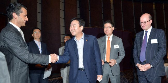 Shin Je-yoon (center), chairman of the Financial Services Commission, meets with heads of foreign financial companies based in Seoul on Thursday. Shin promised to create a level playing field for foreign firms by making rules more suitable for them and eliminating policy discrimination.   Kim Myung-sub/The Korea Herald