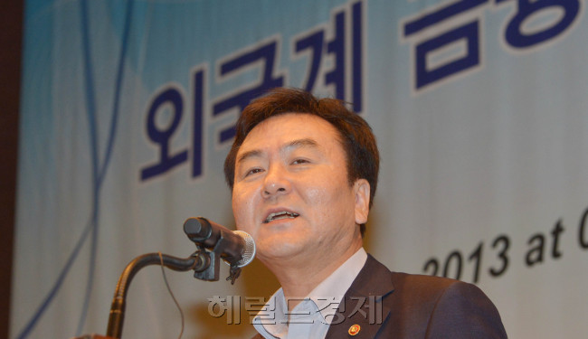 신제윤(정무직공무원/전행정공무원/금융위원회위원장)
신제윤 금융위원장이 “외국인 투자자도 우리금융지주 민영화에 참여할 수 있다”고 재차 강조했다. 또 외국계 금융회사를 위해 규제를 합리화하고 공정한 시장경쟁을 보장하겠다고 약속했다.